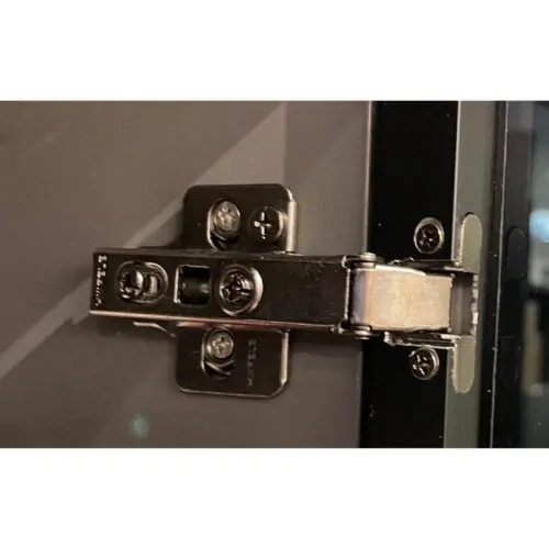 Bản lề khung nhôm đố nhỏ (trùm nửa) Hafele 315.26.701 6 Ảnh thực tế bản lề khung nhôm đố nhỏ (trùm nửa) Hafele 315.26.701