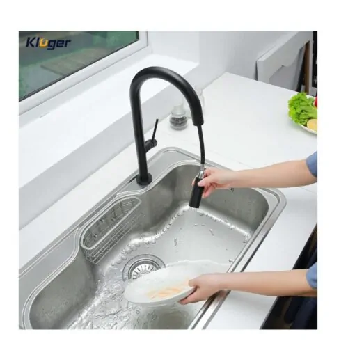 Vòi rửa bát nóng lạnh Kluger KLF0010B có dây rút 13 Ảnh lắp đặt Kluger KLF0010B có dây rút