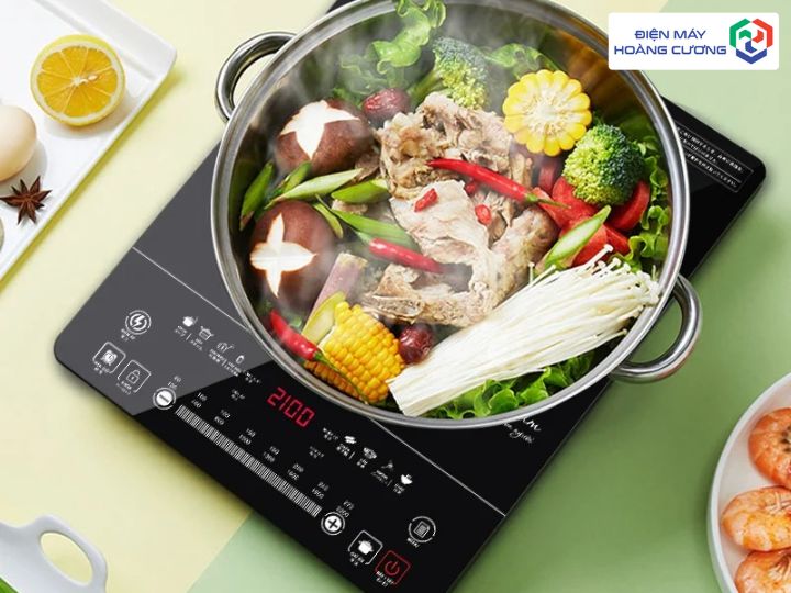 Bếp lẩu từ Giải Pháp Hoàn Hảo Cho Bữa Tiệc Lẩu Tiện Lợi 1 Bếp lẩu từ đang hoạt động