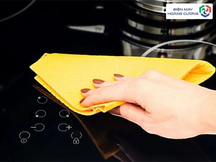 Bếp từ Bosch báo lỗi E: 12 mã lỗi và cách khắc phục chi tiết nhất 16 Vệ sinh bảng điều khiển bếp từ bosch