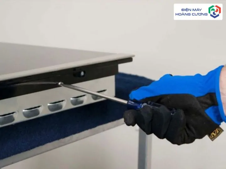 Bảng giá thay mặt kính bếp từ Malloca chính hãng cập nhật mới nhất T01/2026 5 tháo mặt kính bếp từ Malloca cũ và vệ sinh bếp
