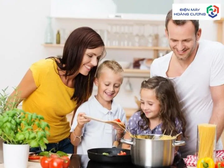 gia đình 4 người đang nấu ăn