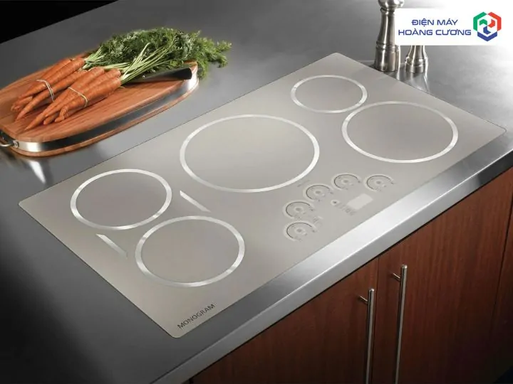 Top 3 Bếp Từ Monogram Nhập Khẩu Mỹ Đẳng Cấp Nhất 2026 8 Mặt kính bạc bếp từ Monogram được vệ sinh