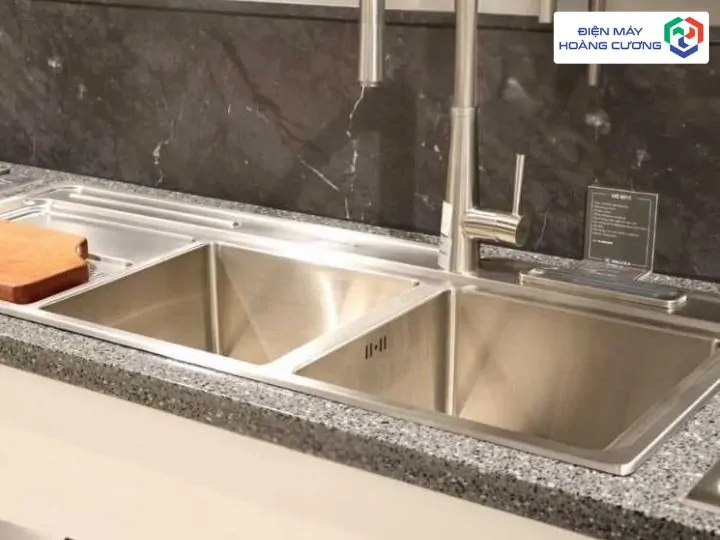 5 Tiêu Chí Chọn Địa Chỉ Mua Chậu Rửa Malloca Uy Tín Tại Khánh Hoà & Bảng Giá Tốt Nhất 2026 2 Bề mặt chậu rửa Malloca kháng khuẩn cao cấp