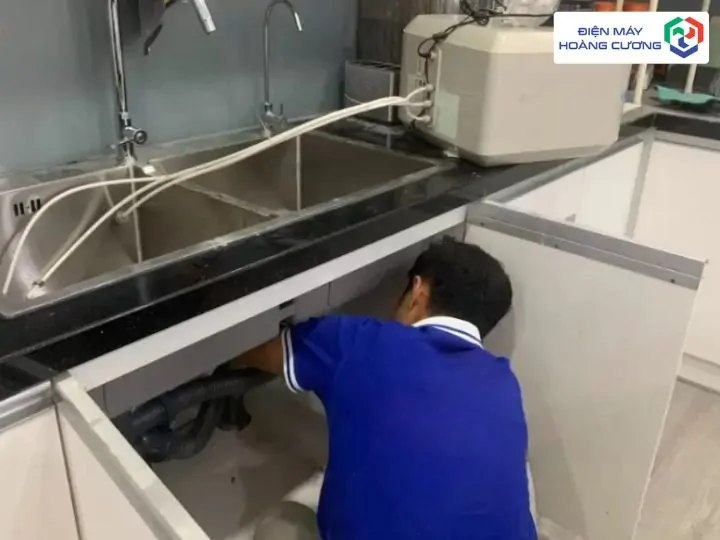 5 Tiêu Chí Chọn Địa Chỉ Mua Chậu Rửa Malloca Uy Tín Tại Khánh Hoà & Bảng Giá Tốt Nhất 2026 8 Lắp đặt chậu rửa Malloca