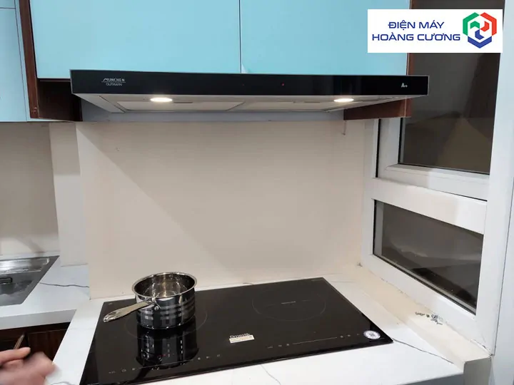 máy hút mùi với chất liệu inox và kính