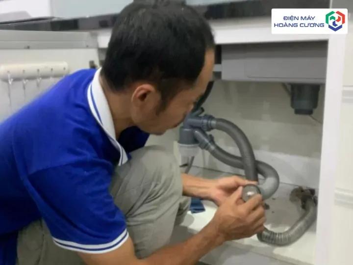 15+ Địa Chỉ Mua Chậu Rửa Bát Hafele Uy Tín Tại Quảng Ninh, Giải Pháp Bền Vững Cho Gia Đình Ven Biển 5 Nhân viên lắp đặt chậu rửa bát Hafele